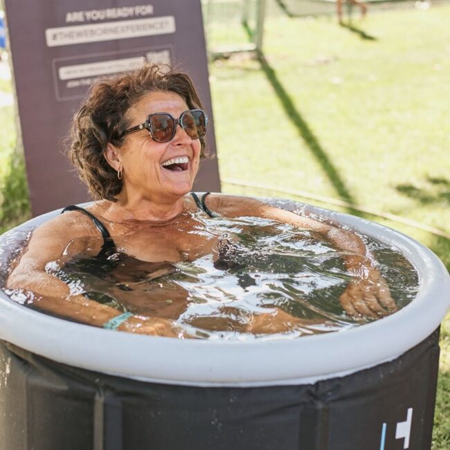 Frau im Eisbad