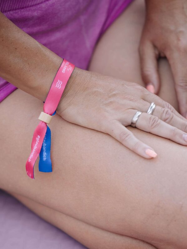Nahaufnahme eines Festivalarmbands am Handgelenk beim Feel Good Festival